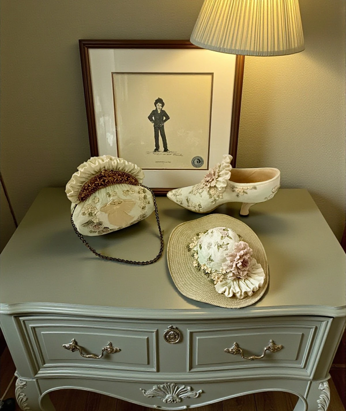 AVON Minyatür Şapka – Ayakkabı – Çanta Seti (Victorian Floral Cream Collection)