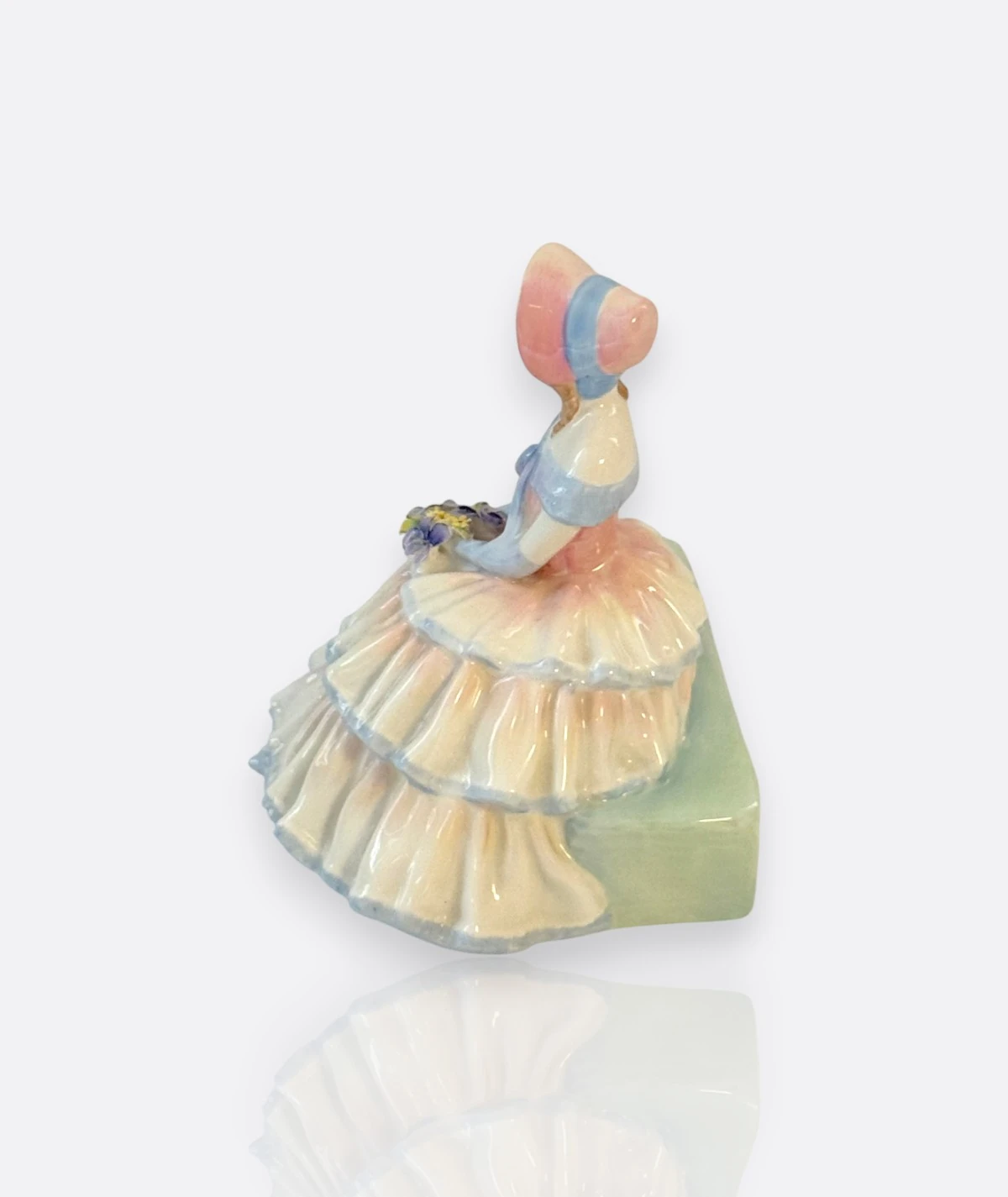Royal Doulton – Porselen Figür  “Daydreams” (HN 1731, 1935)