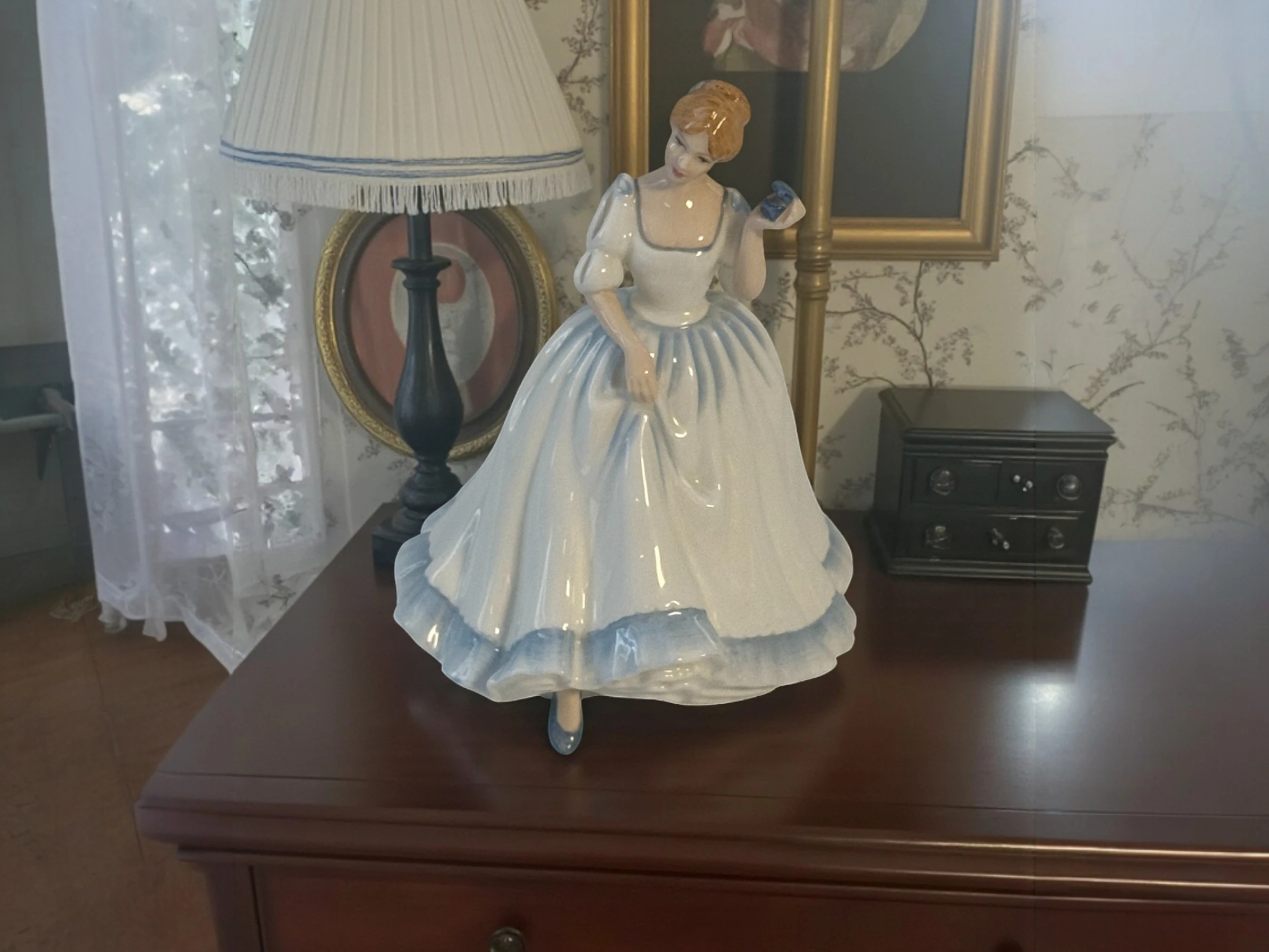 Royal Doulton – “Paula” Porselen Figür  (HN 3234, New Colourway 1990)