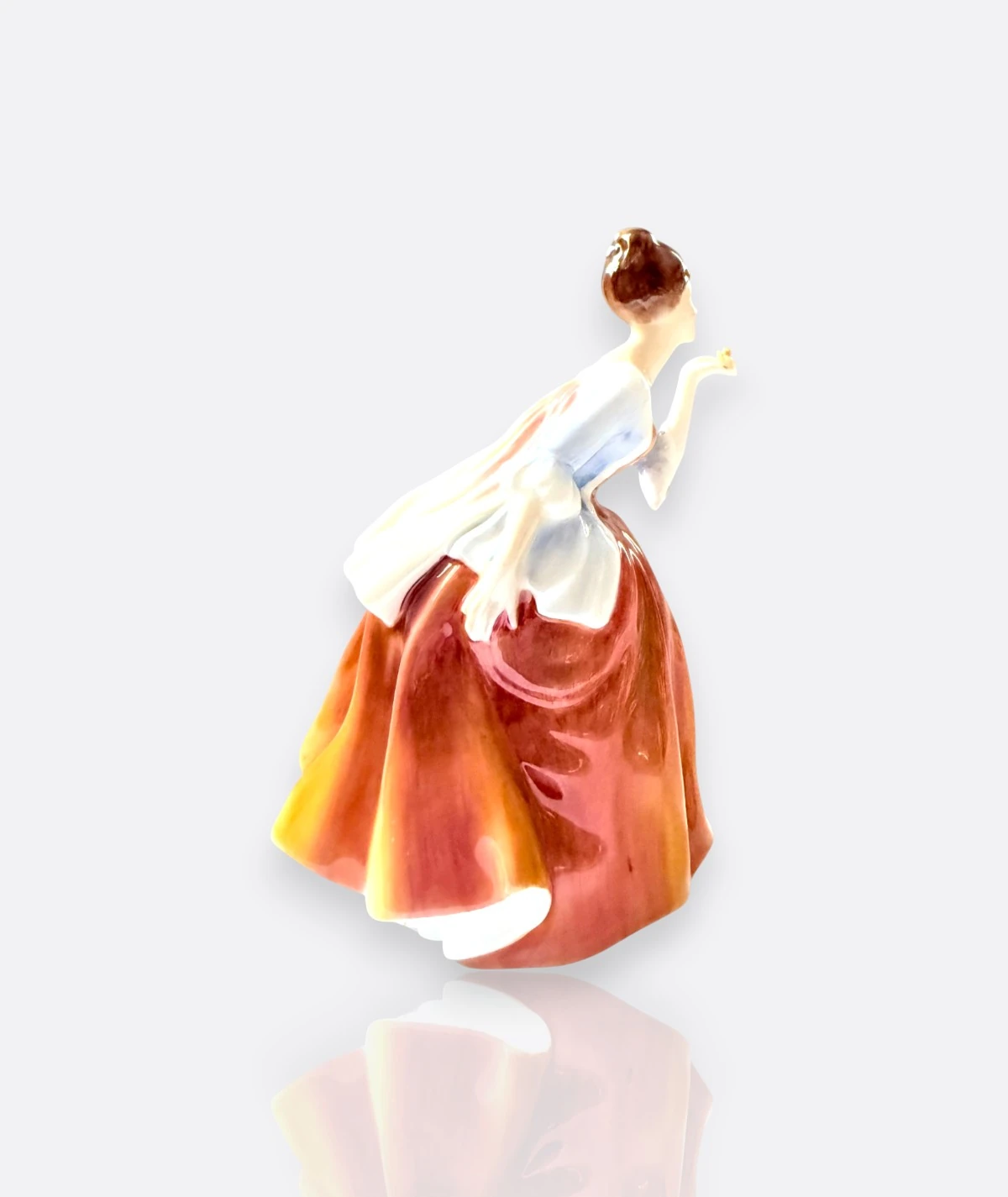 Royal Doulton “Fleur” HN 2369 – El Boyaması Koleksiyon Figürin (1967, England)