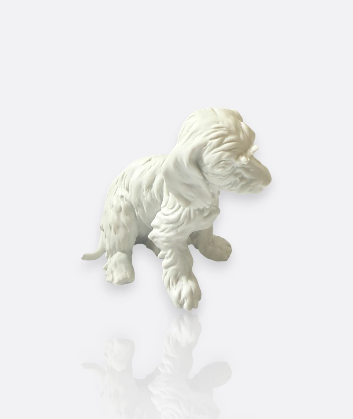 Kaiser Porzellan Almanya – “Oturmuş Köpek” Bisque Figür (Model 676)