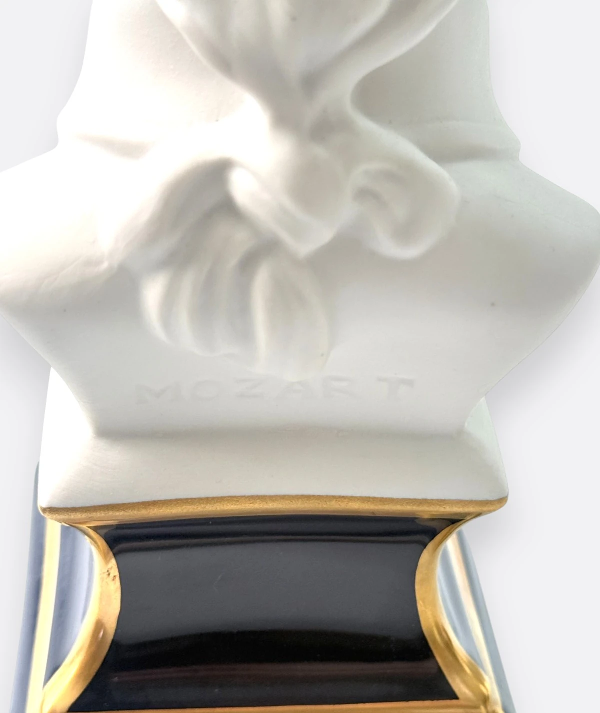 Porcelaines Tharaud Limoges “Mozart” Porselen Büst – Altın Yaldız Kaideli Koleksiyon Parçası