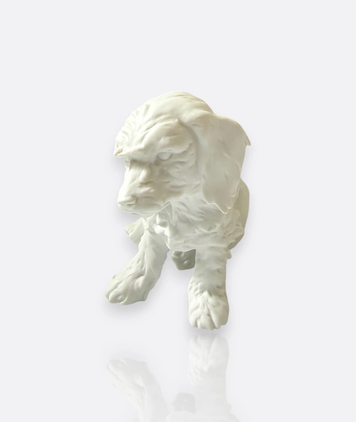 Kaiser Porzellan Almanya – “Oturmuş Köpek” Bisque Figür (Model 676)