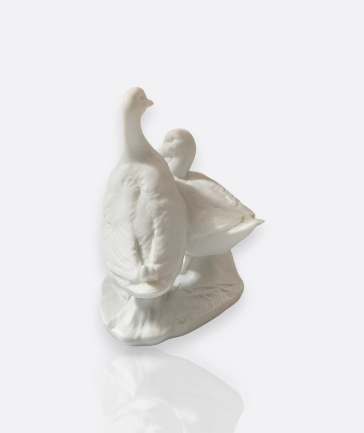 Kaiser Porzellan Almanya – “Two Ducks” Bisque Porselen Figür (Model 483)