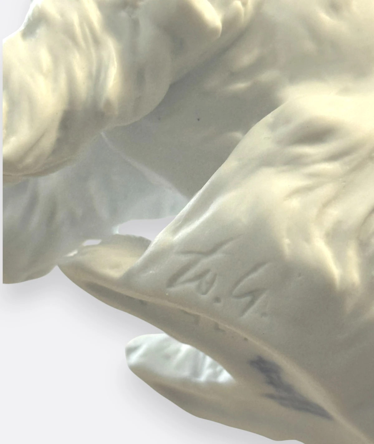 Kaiser Porzellan Almanya – “Oturmuş Köpek” Bisque Figür (Model 676)