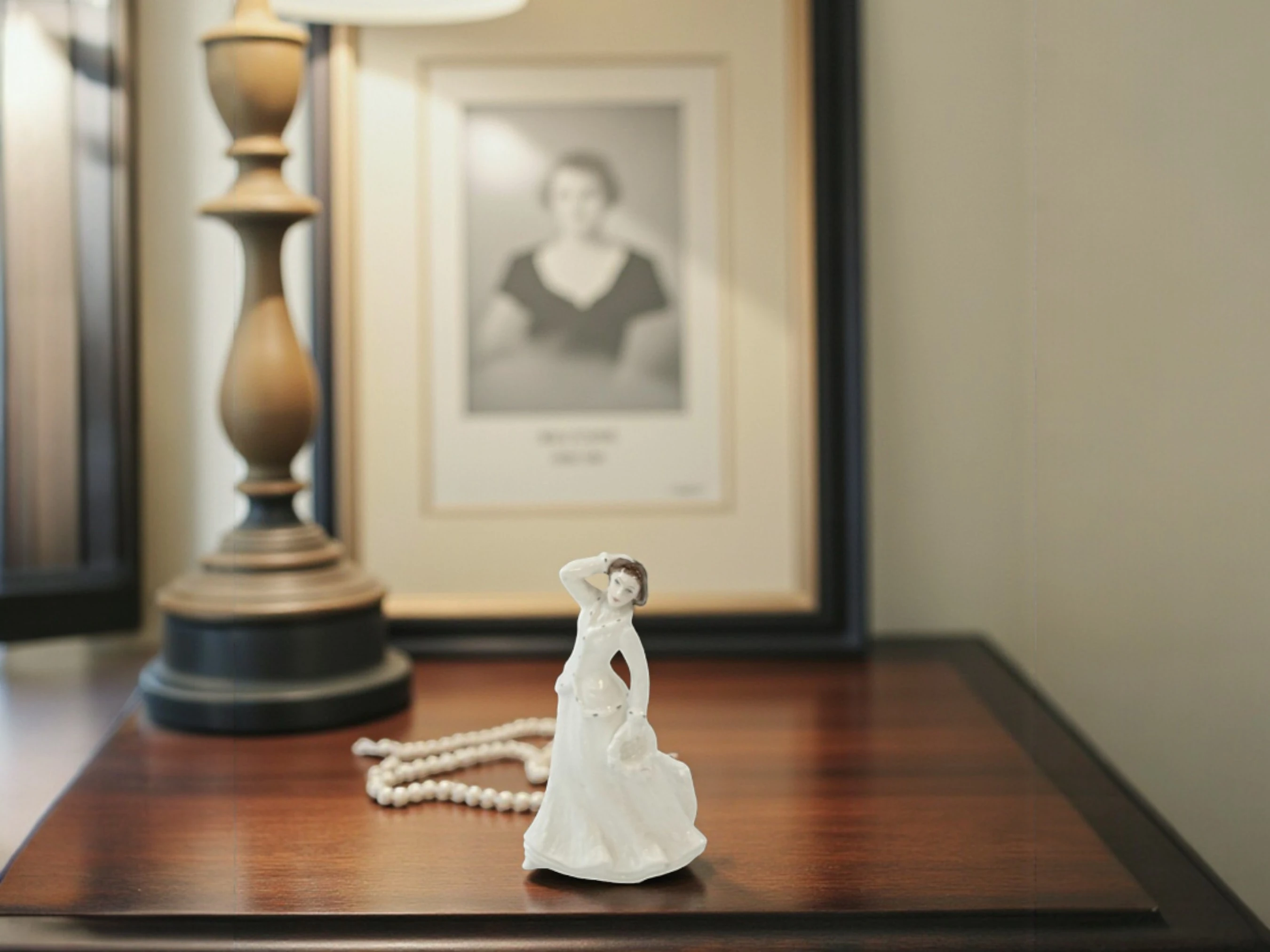 Royal Doulton – Porselen Figür “Sentiments: Christmas Garland” (HN 4067, 1998)