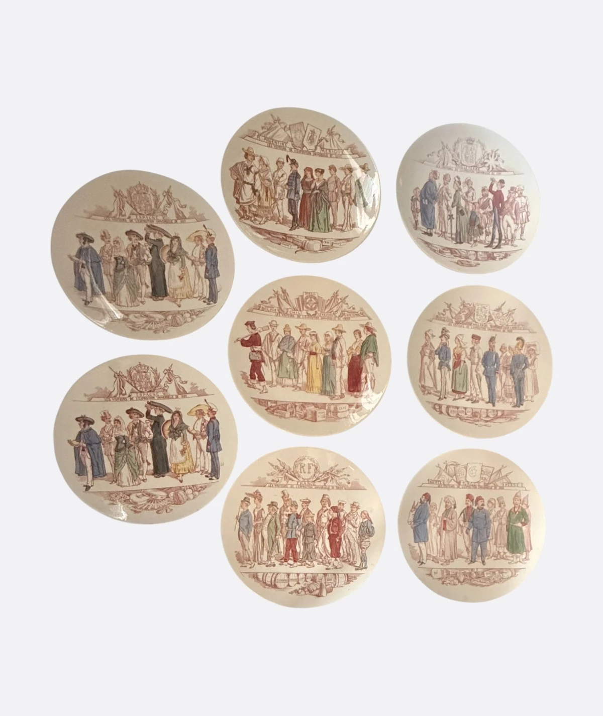 “Les Visiteurs de l’Exposition Universelle” 1889–1900 Koleksiyon Seramik Tabak Seti (8’li) Fransa, Saint Amand & Hamages – Antika Koleksiyon Serisi