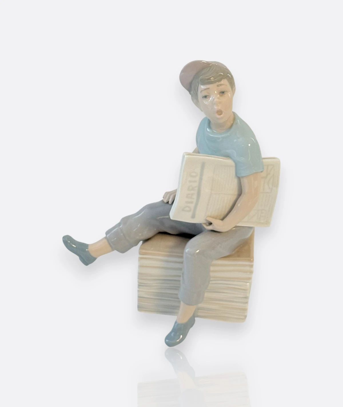 Nao by Lladró –  Porselen Figür“Newsboy” (Gazete Okuyan Çocuk)