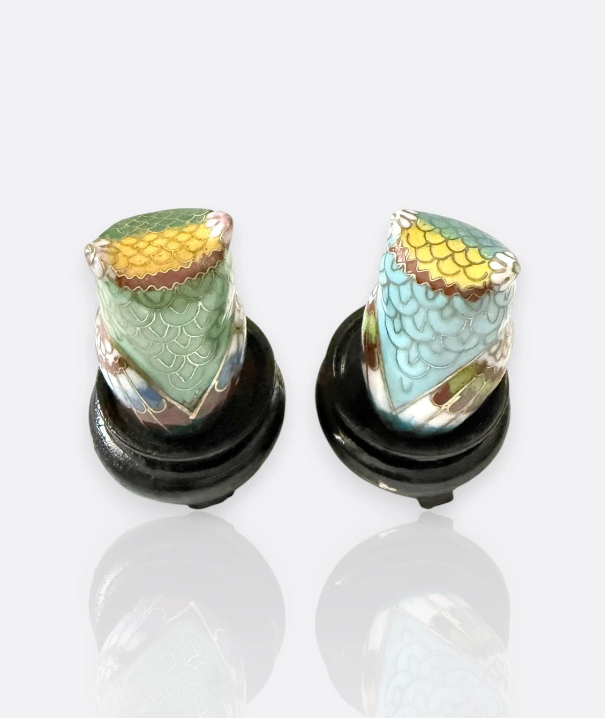 Cloisonné Emaye Baykuş Biblo Seti (Yeşil–Mavi Tonlarda, Ahşap Standlı)