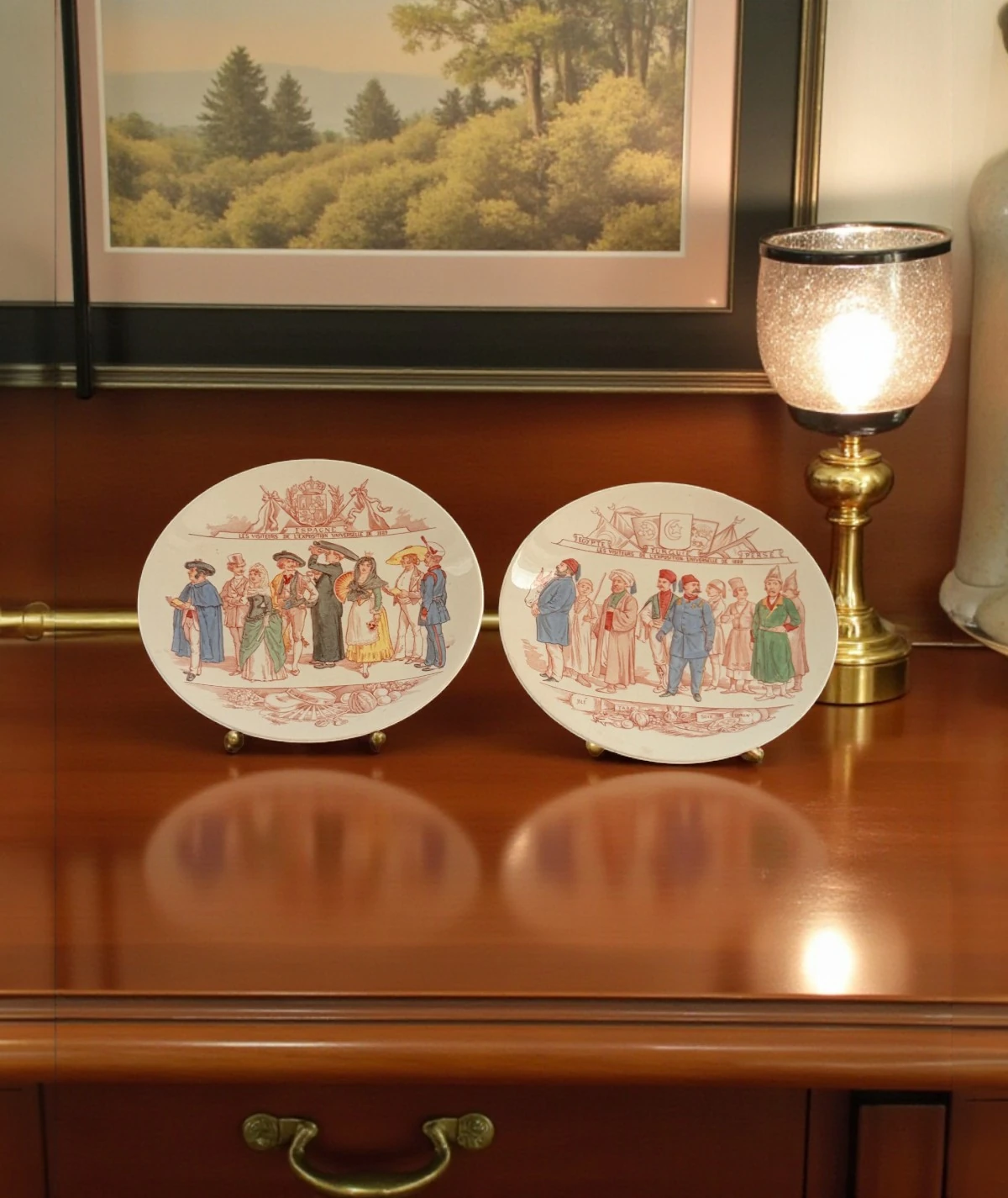 “Les Visiteurs de l’Exposition Universelle” 1889–1900 Koleksiyon Seramik Tabak Seti (8’li) Fransa, Saint Amand & Hamages – Antika Koleksiyon Serisi