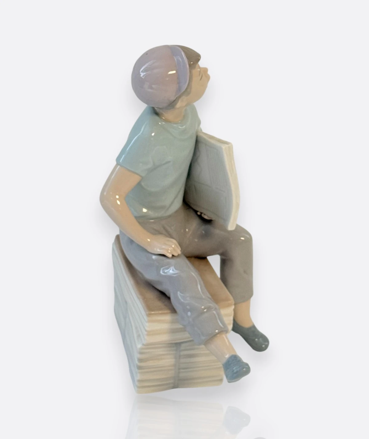 Nao by Lladró –  Porselen Figür“Newsboy” (Gazete Okuyan Çocuk)