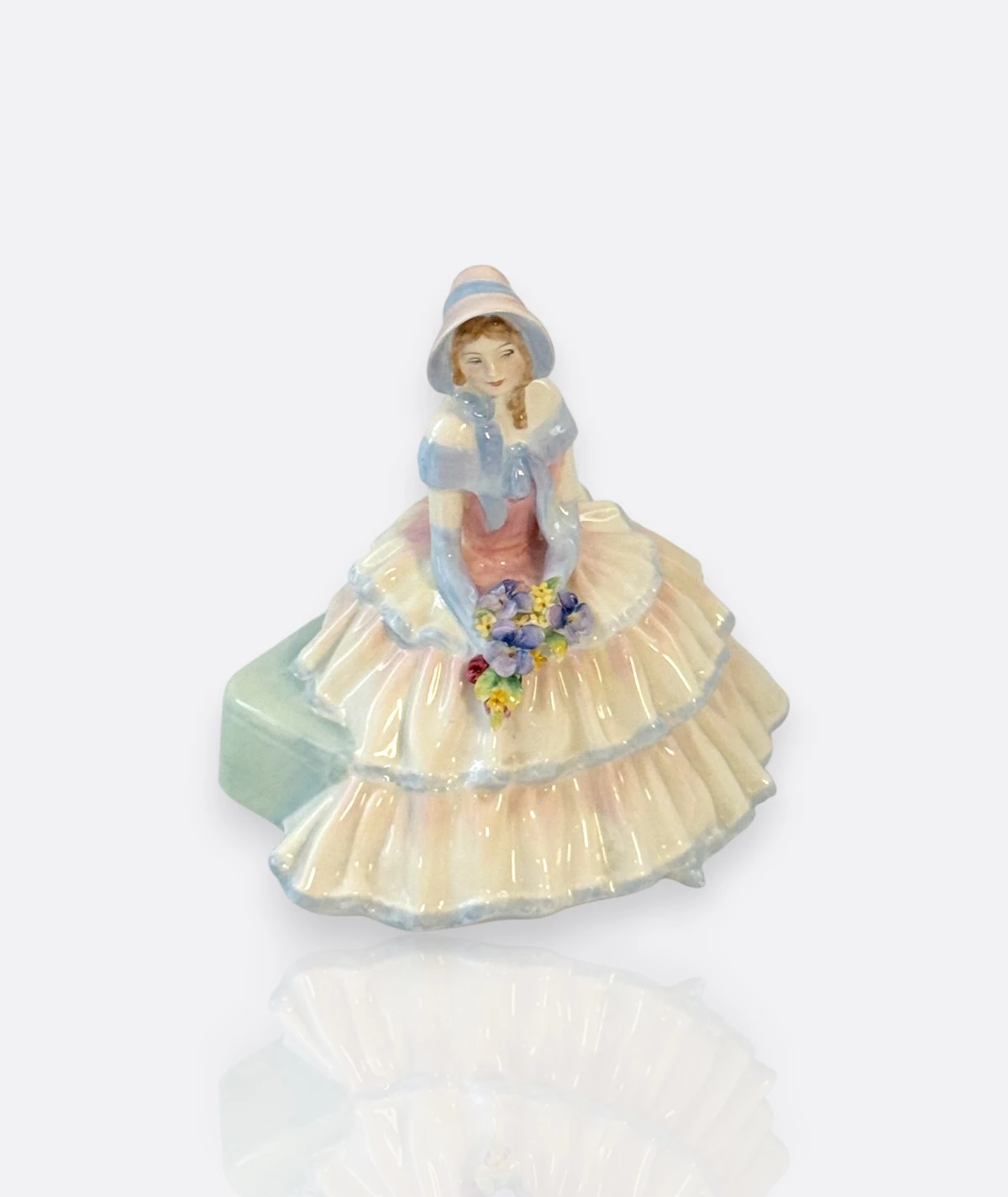 Royal Doulton – Porselen Figür  “Daydreams” (HN 1731, 1935)