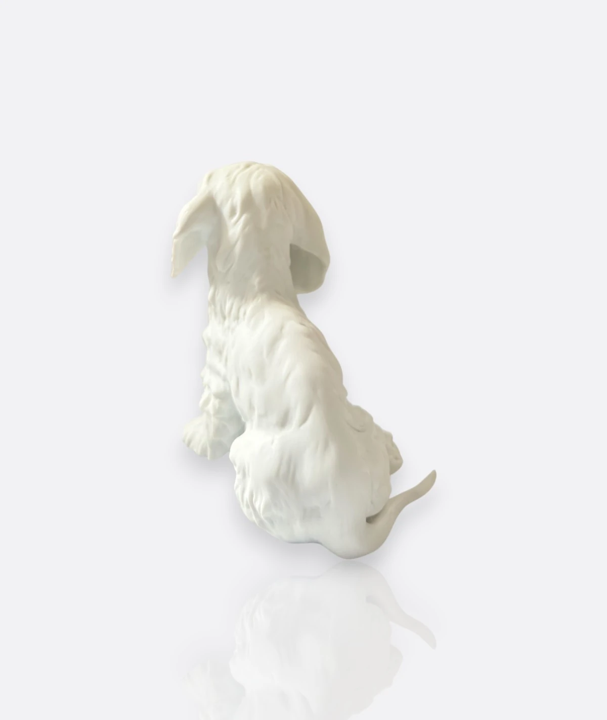 Kaiser Porzellan Almanya – “Oturmuş Köpek” Bisque Figür (Model 676)