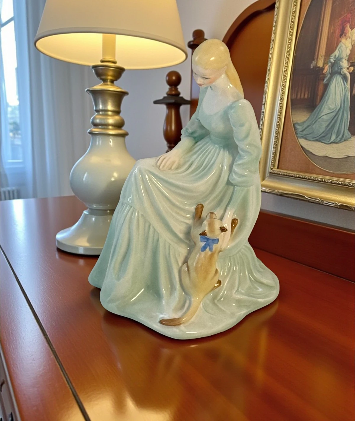 Coalport – “Girl with Cat” Porselen Figür  (Bone China, England)