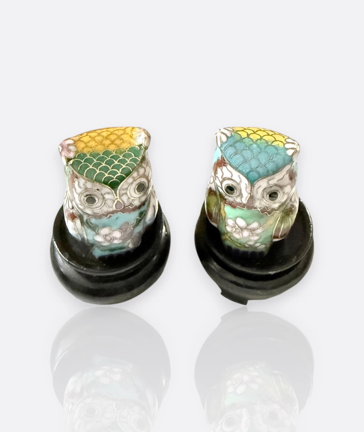 Cloisonné Emaye Baykuş Biblo Seti (Yeşil–Mavi Tonlarda, Ahşap Standlı)