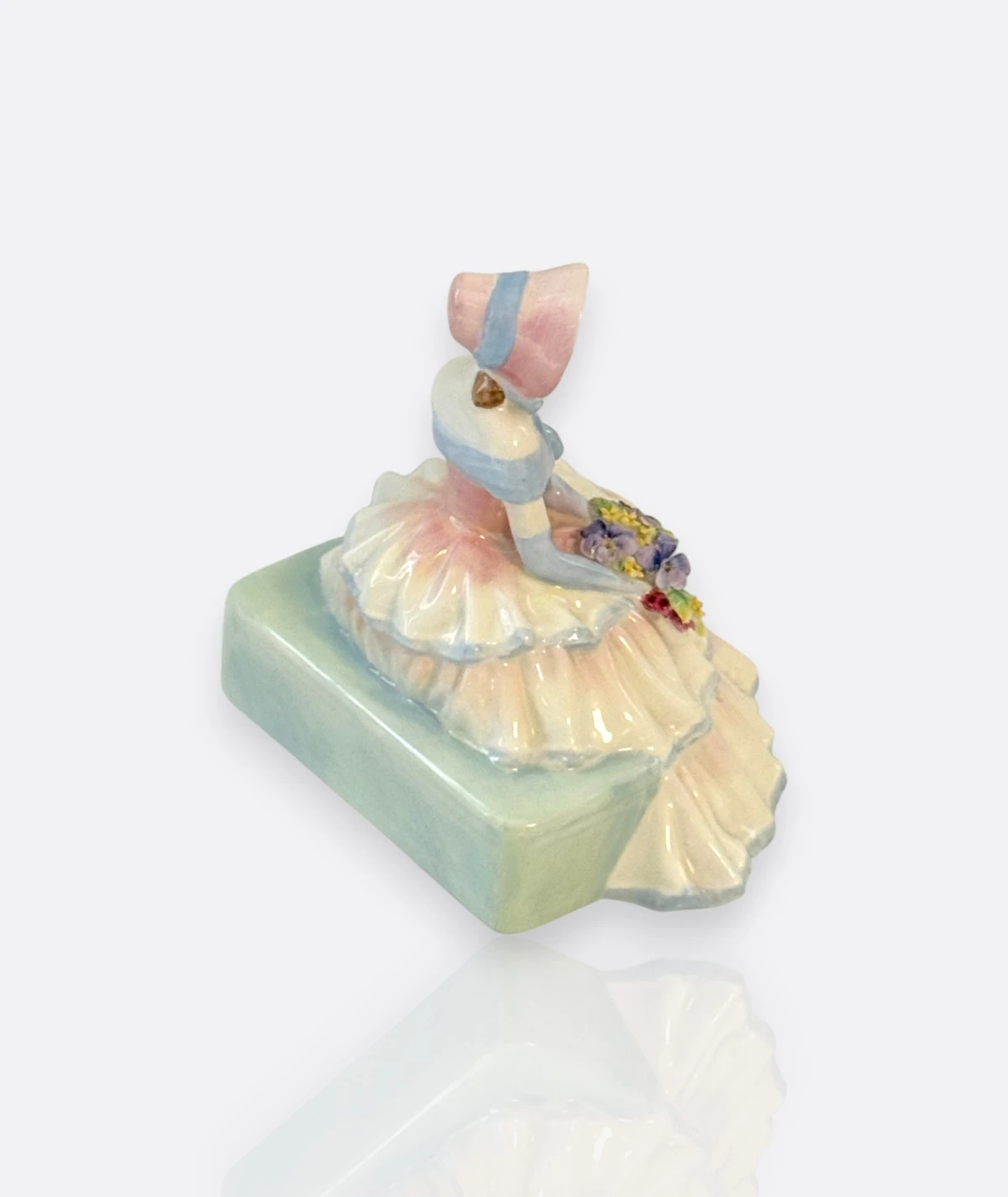 Royal Doulton – Porselen Figür  “Daydreams” (HN 1731, 1935)