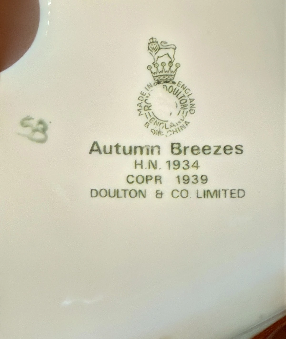 Royal Doulton “Autumn Breezes” Porselen Figür HN 1934 – İngiltere, 1939
