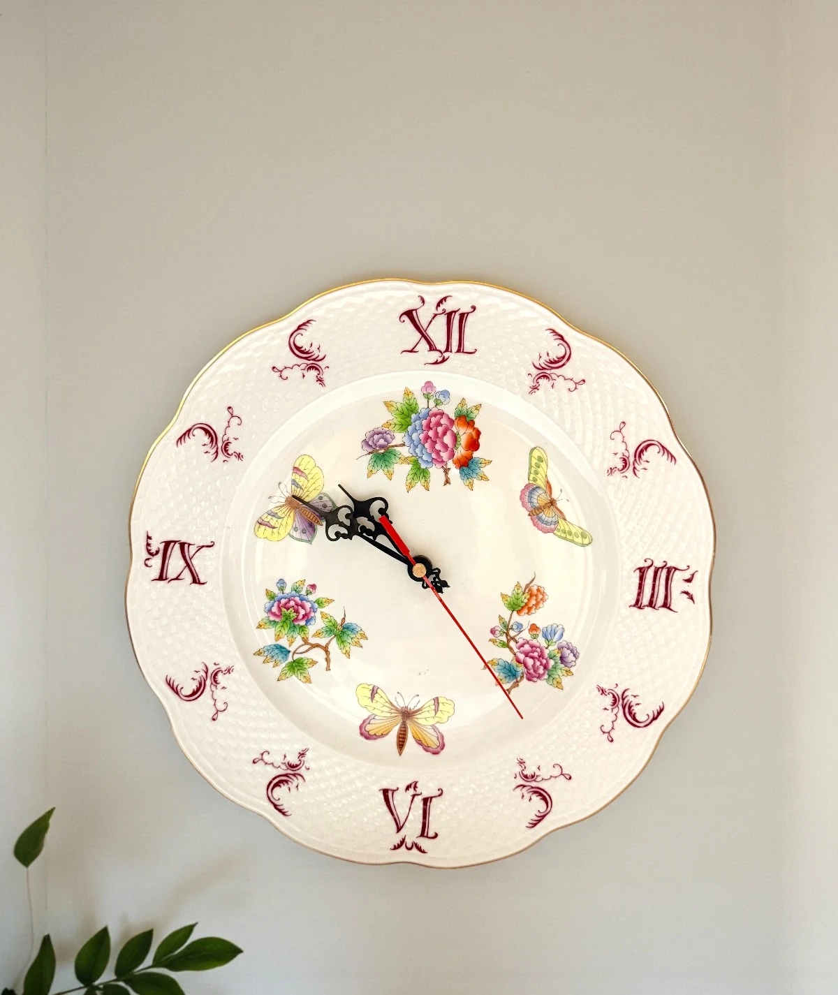 Herend Hungary – Queen Victoria El Boyaması Porselen Saat (5271/VBO)