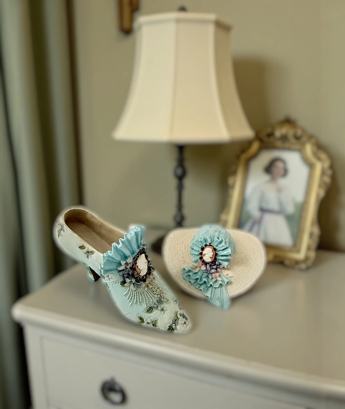 AVON Minyatür Şapka ve Ayakkabı Seti – Mavi Cameo Koleksiyonu (Victorian Style)