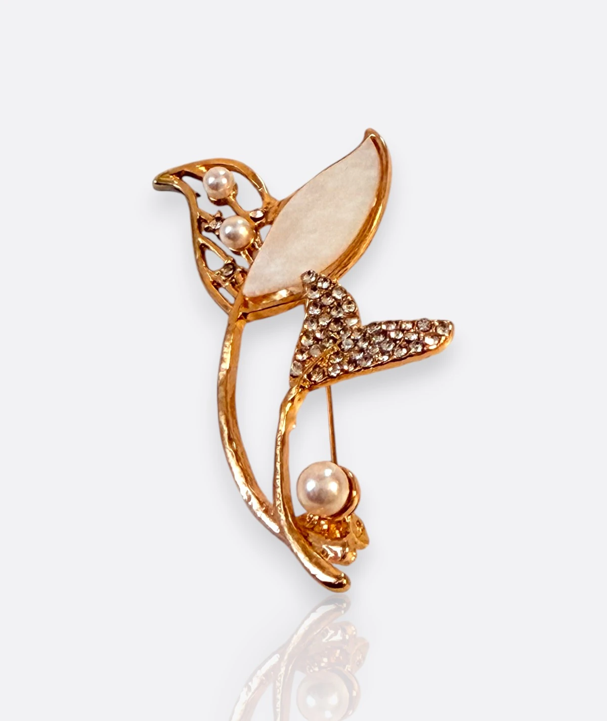 İnci ve Taş Detaylı Çiçek Formlu Zarif Gold Broş