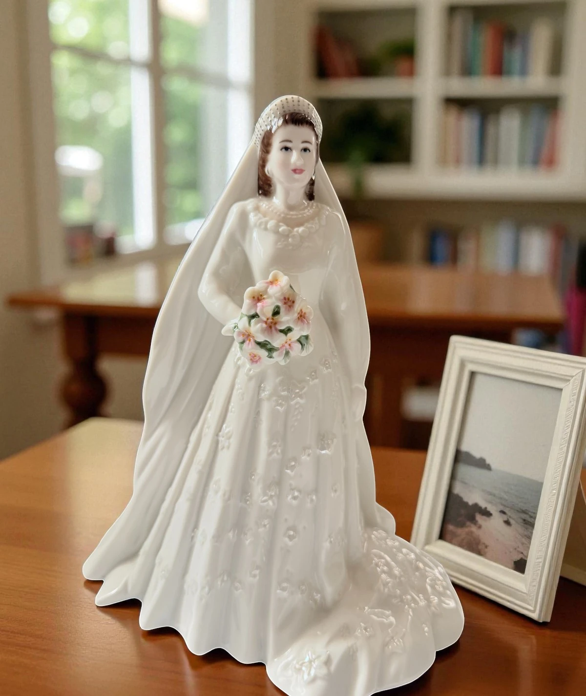 Royal Worcester – “Queen Elizabeth II Diamond Wedding Anniversary” (2007)