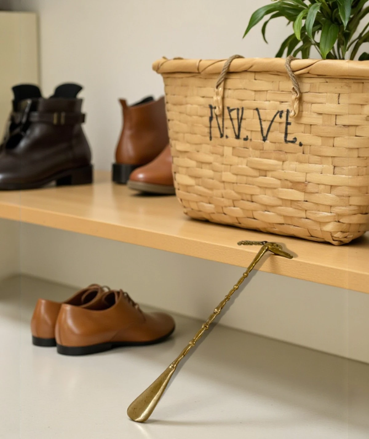 Kuş Başlı  Pirinç Ayakkabı Çekeceği (1950–1970)