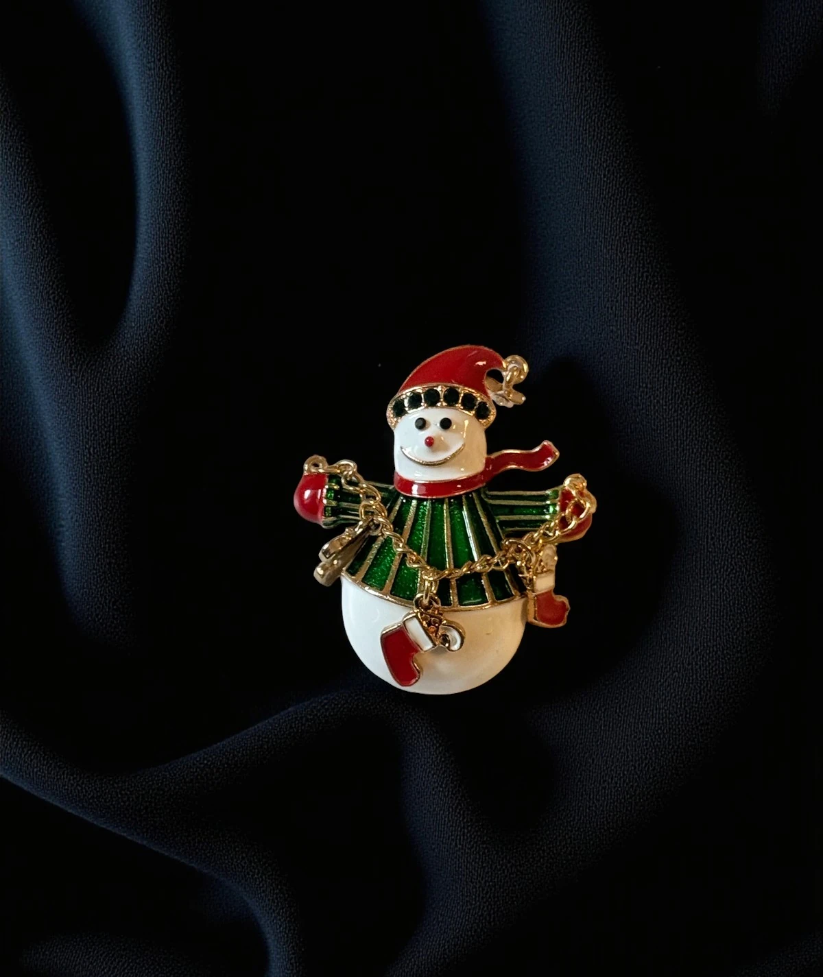 Vintage Noel Kar Adam Broşu – Emaye & Altın Detaylı