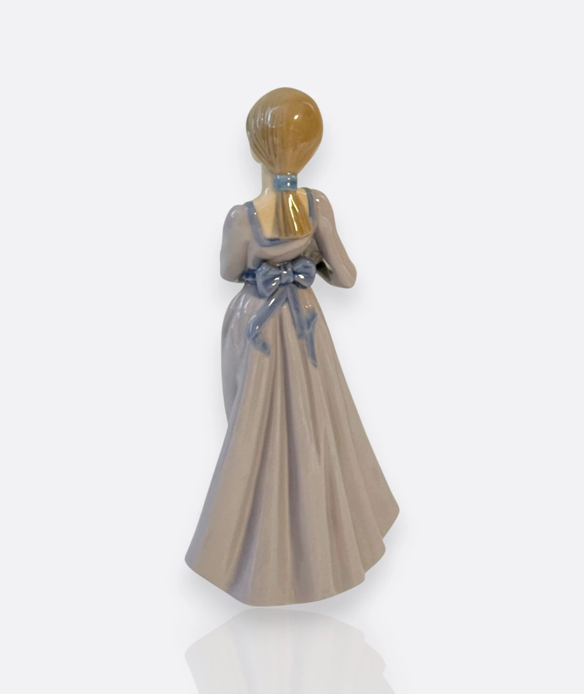 Nao by Lladró –  Porselen Figür “Girl with Rabbits”