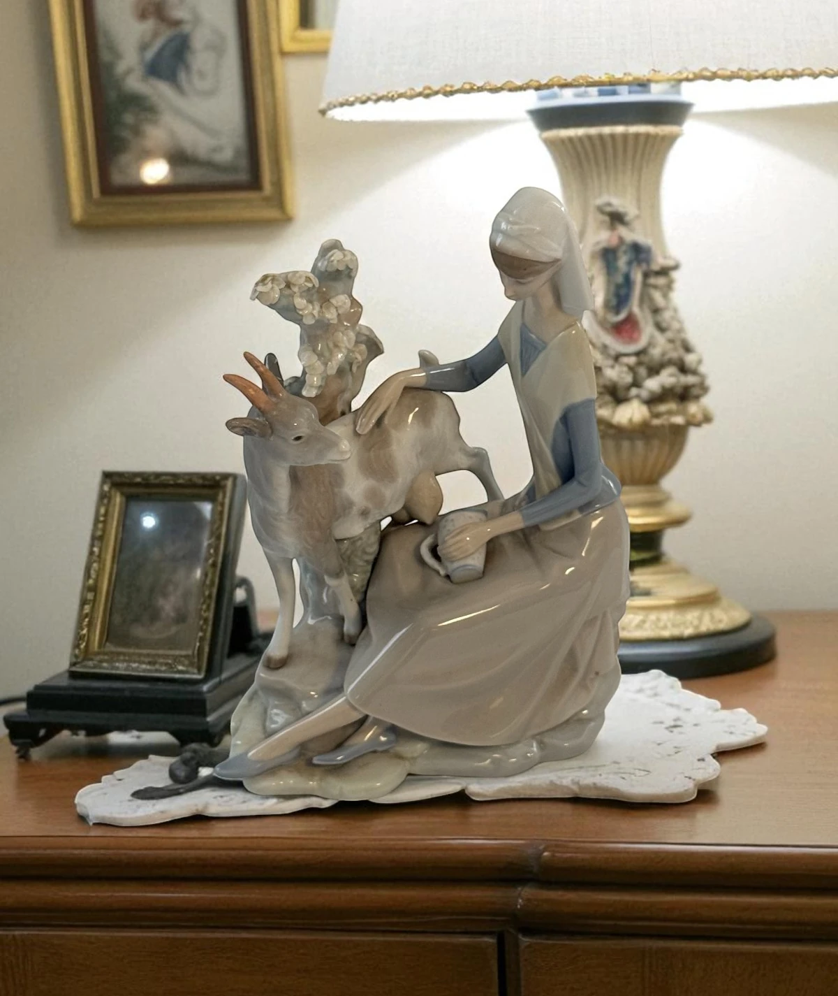 Lladró –  Porselen Figür “Shepherdess with Deer” (Spain, 1970s)