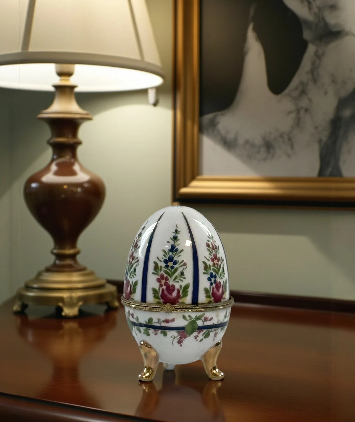 El Boyaması Porselen Mücevher Yumurtası – Altın Ayaklı