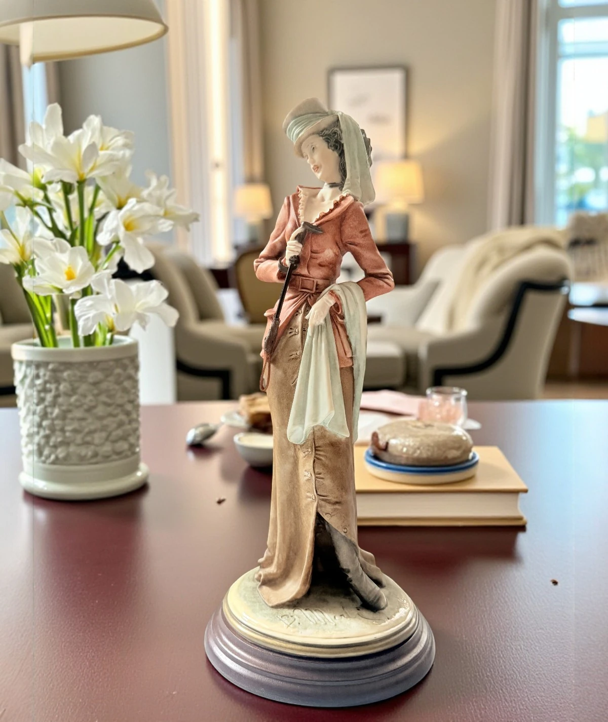 Capodimonte – B. Merli Lady with Parasol (1984, Italy)