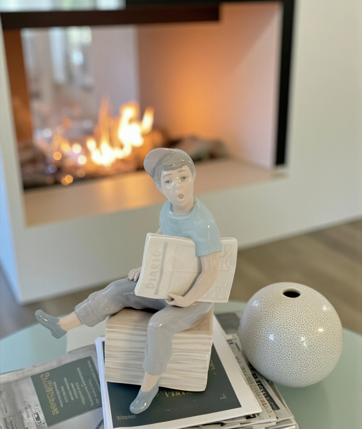 Nao by Lladró –  Porselen Figür“Newsboy” (Gazete Okuyan Çocuk)