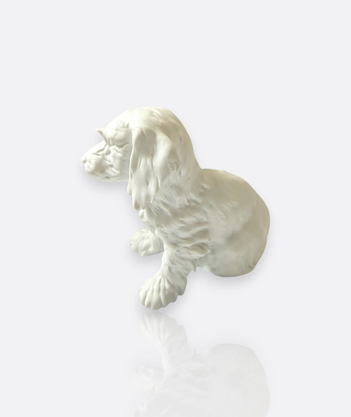 Kaiser Porzellan Almanya – “Oturmuş Köpek” Bisque Figür (Model 676)