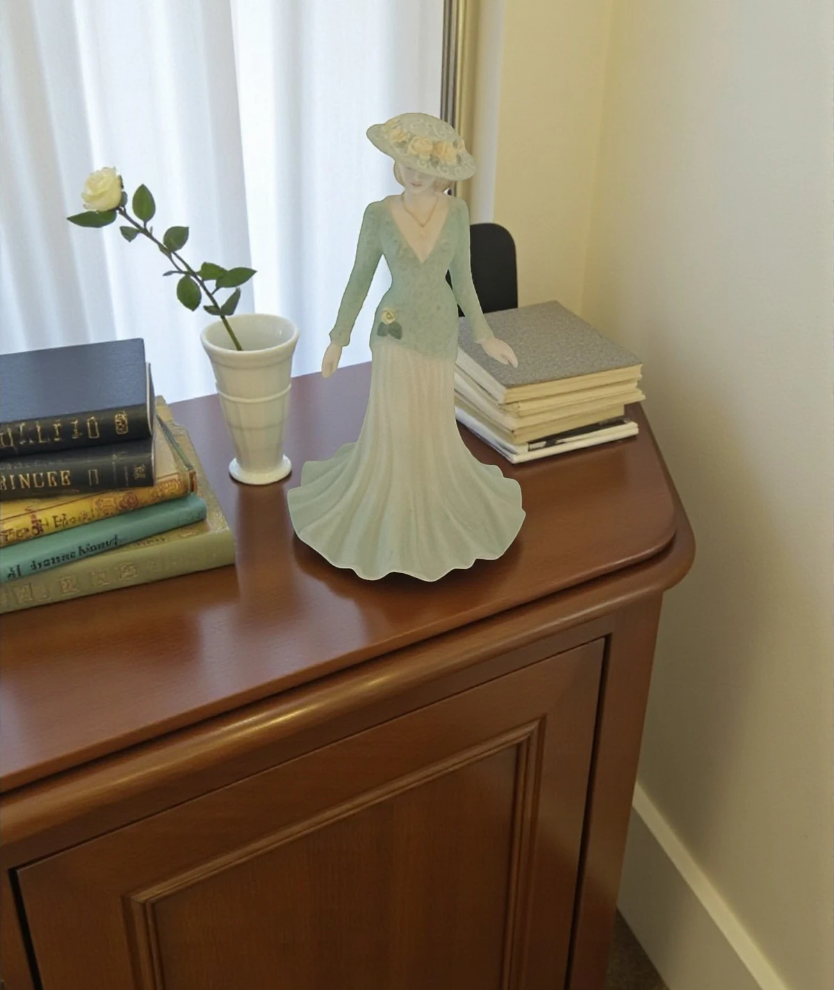 Coalport “Beau Monde – Cassandra” Porselen Figür (Jenny Oliver, 1998)