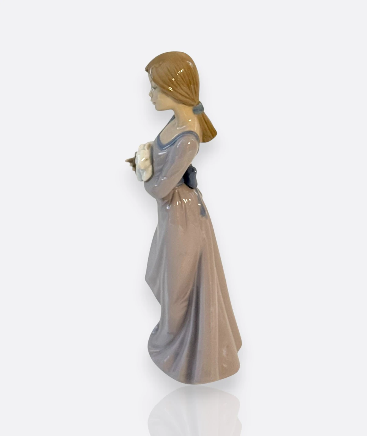 Nao by Lladró –  Porselen Figür “Girl with Rabbits”