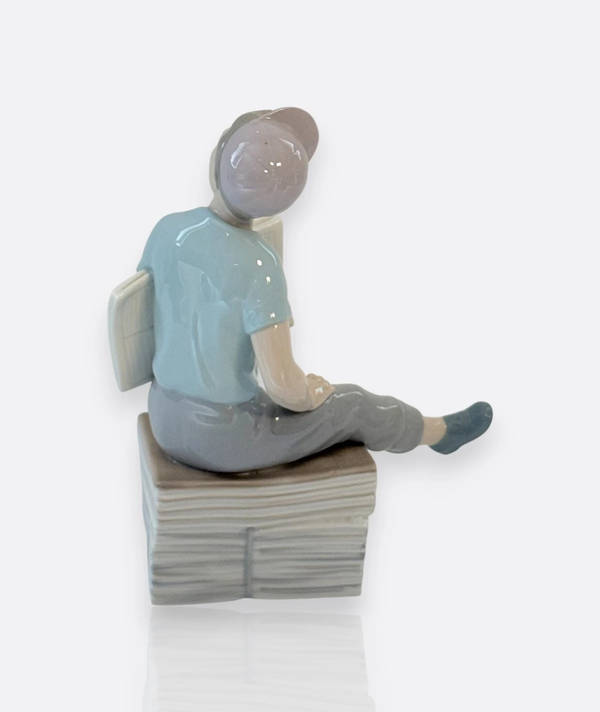 Nao by Lladró –  Porselen Figür“Newsboy” (Gazete Okuyan Çocuk)