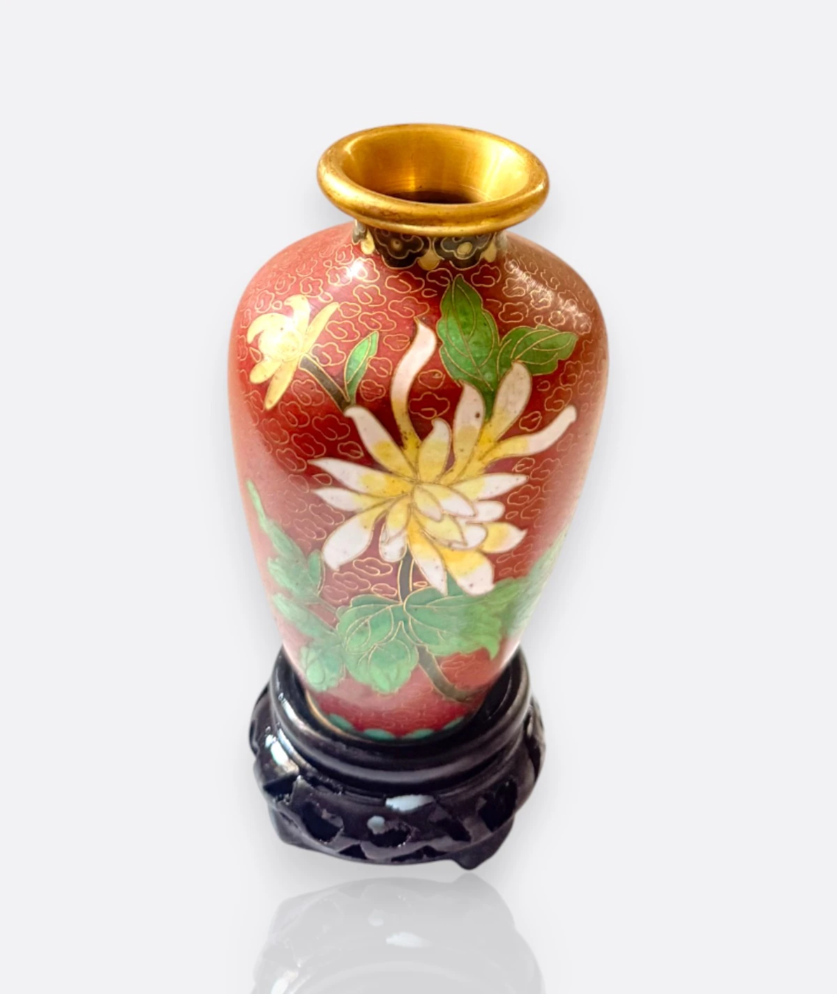 Japon Cloisonné Minyatür Vazo – Kırmızı Zemin Üzerinde Beyaz Çiçek Desenli, El İşçiliği