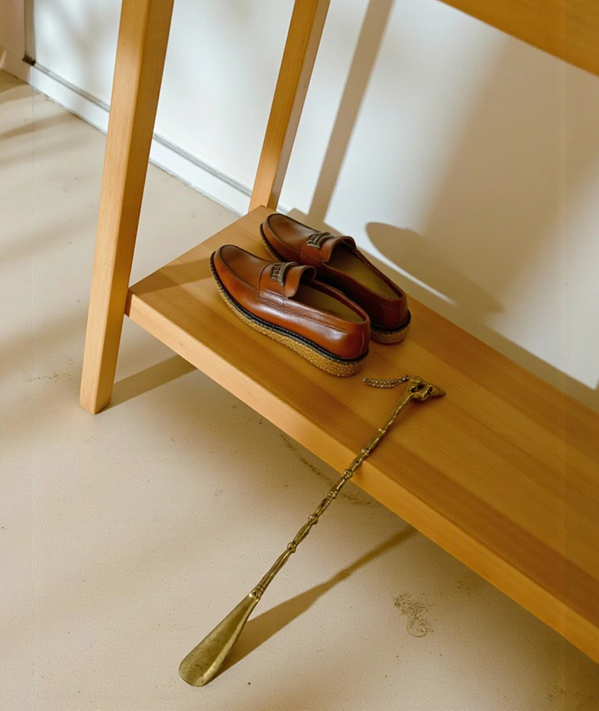 Şapkalı Adam Figürlü Pirinç Ayakkabı Çekeceği – Vintage Tarz