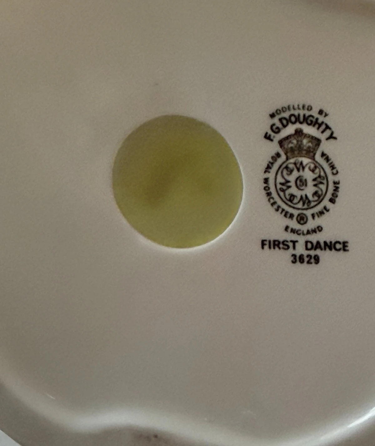 Royal Worcester – Porselen Figür  “First Dance” (F.G. Doughty, No. 3629)