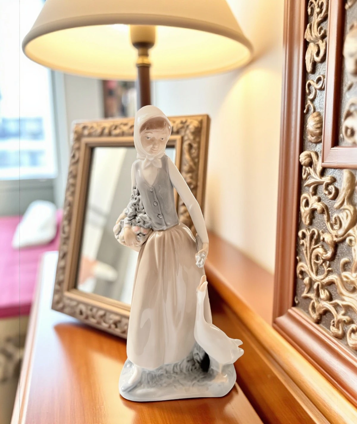 NAO by Lladró – Porselen Figür “Girl with Goose” (Spain, 1980s)