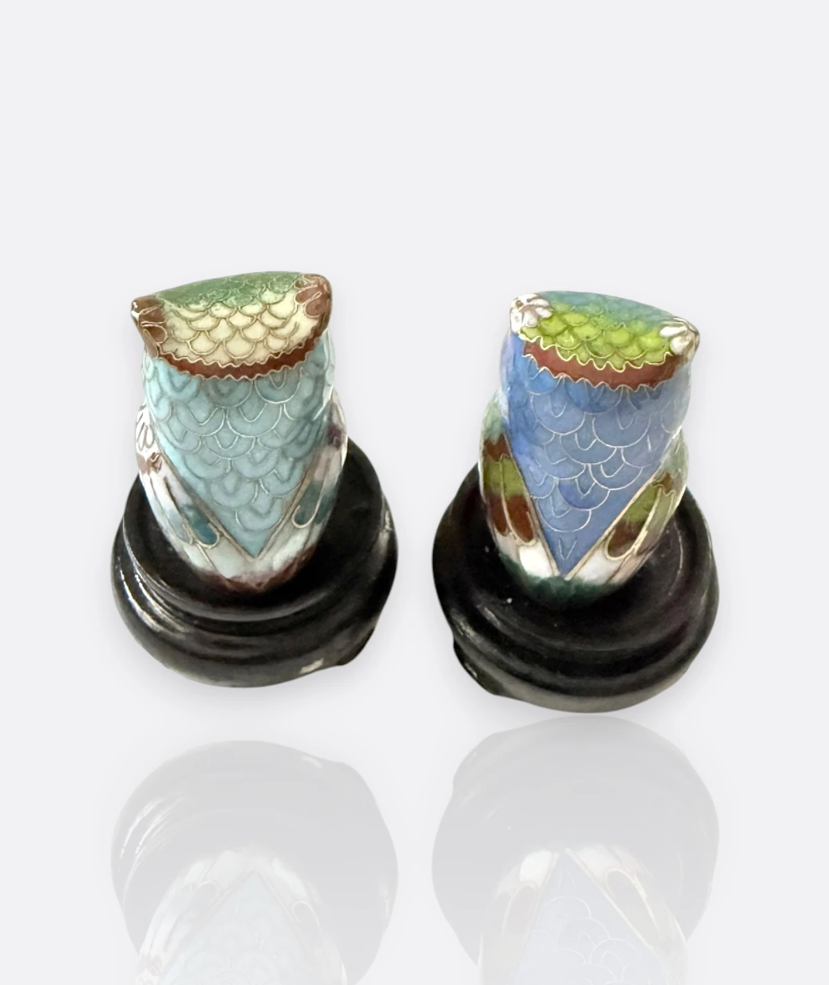 Cloisonné Emaye Baykuş Çifti – El İşçiliği Çin Minyatür Biblo Seti (Ahşap Standlı)