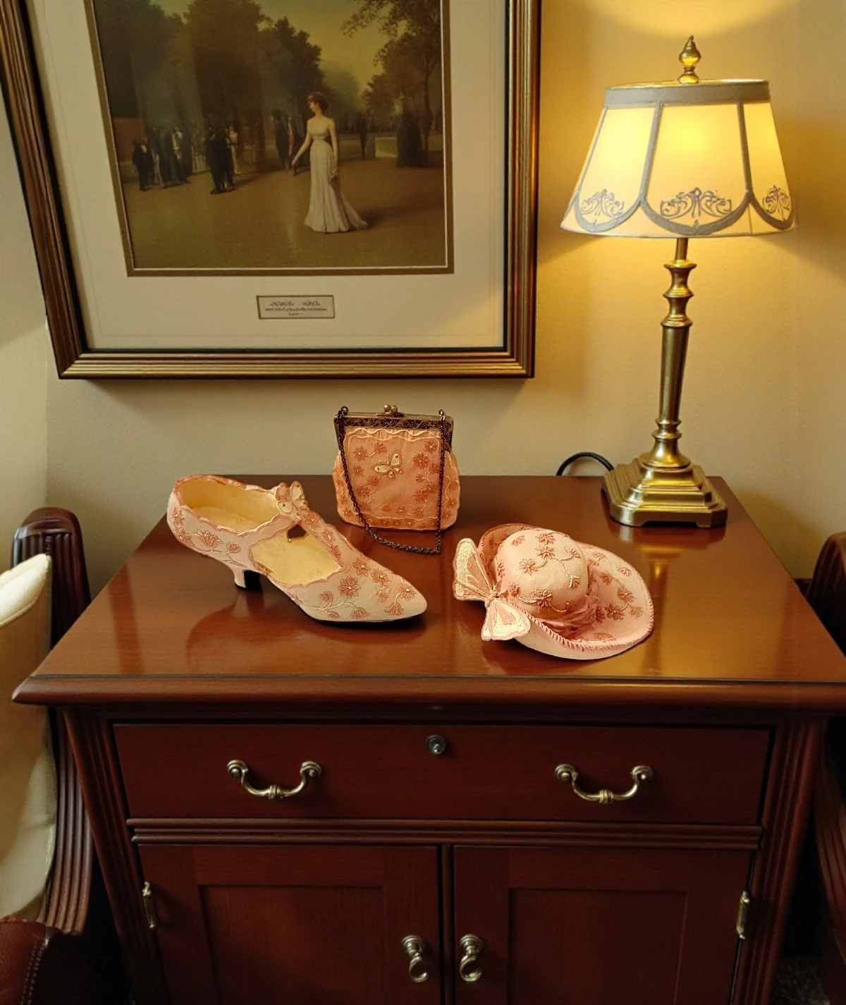 AVON Miniature Fashion Trio – Şapka, Ayakkabı ve Çanta Seti (Peach Butterfly Edition)