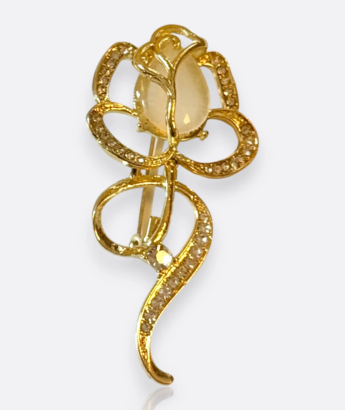 Zarif Çiçek Broş – Altın Tonlu & Taşlı Vintage Takı