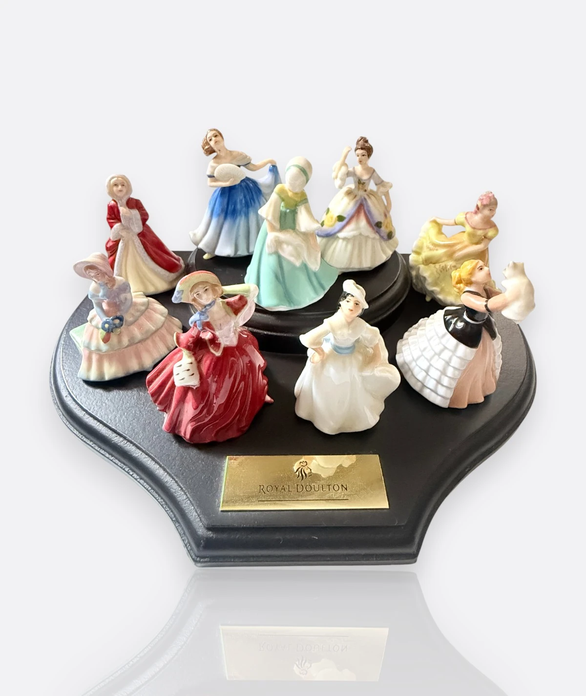 Royal Doulton “Pretty Ladies” Mini Figür Koleksiyonu (8’li Set + Orijinal Stand)