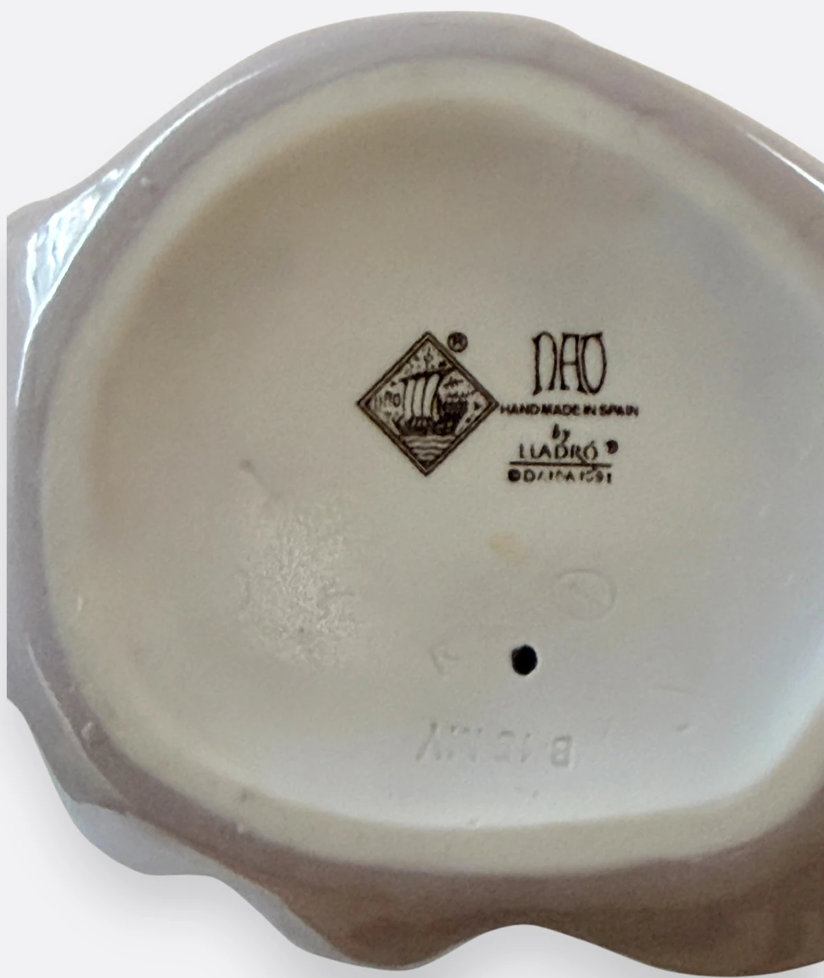 Nao by Lladró –  Porselen Figür “Girl with Rabbits”