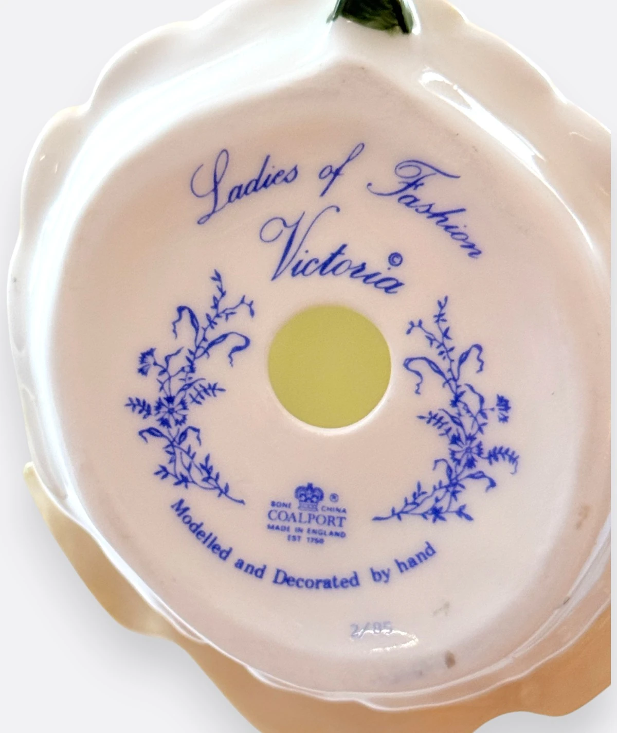 Coalport – “Victoria”  porselen Figür (Ladies of Fashion serisi)