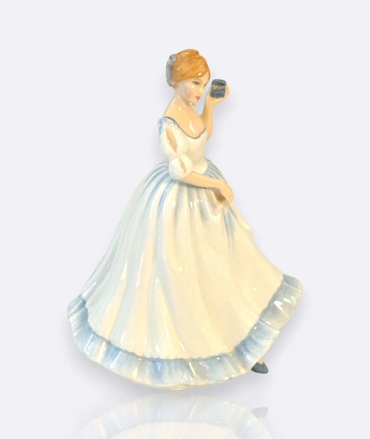 Royal Doulton – “Paula” Porselen Figür  (HN 3234, New Colourway 1990)