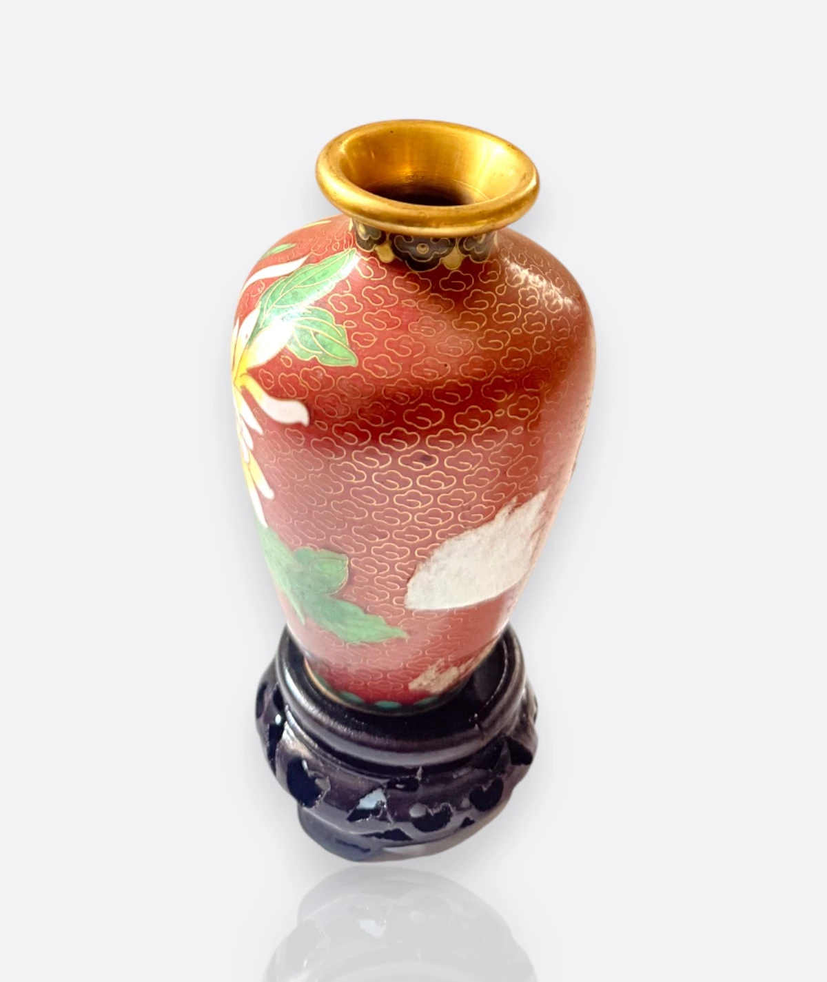 Japon Cloisonné Minyatür Vazo – Kırmızı Zemin Üzerinde Beyaz Çiçek Desenli, El İşçiliği