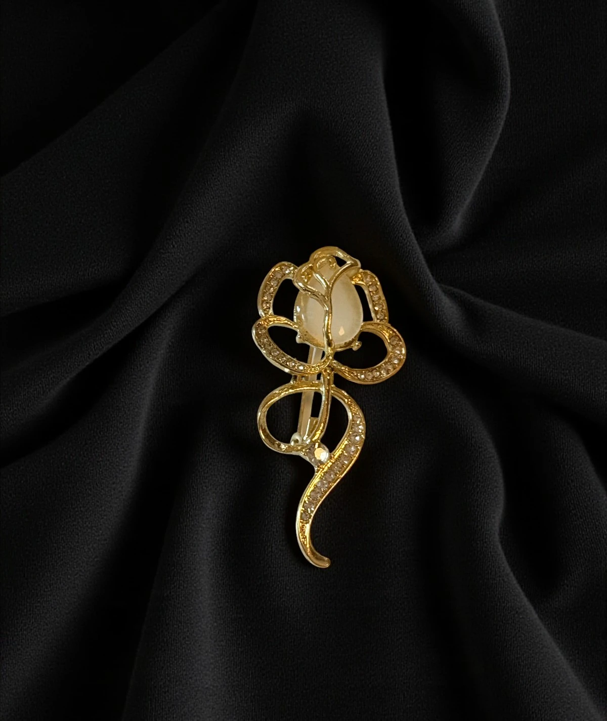 Zarif Çiçek Broş – Altın Tonlu & Taşlı Vintage Takı