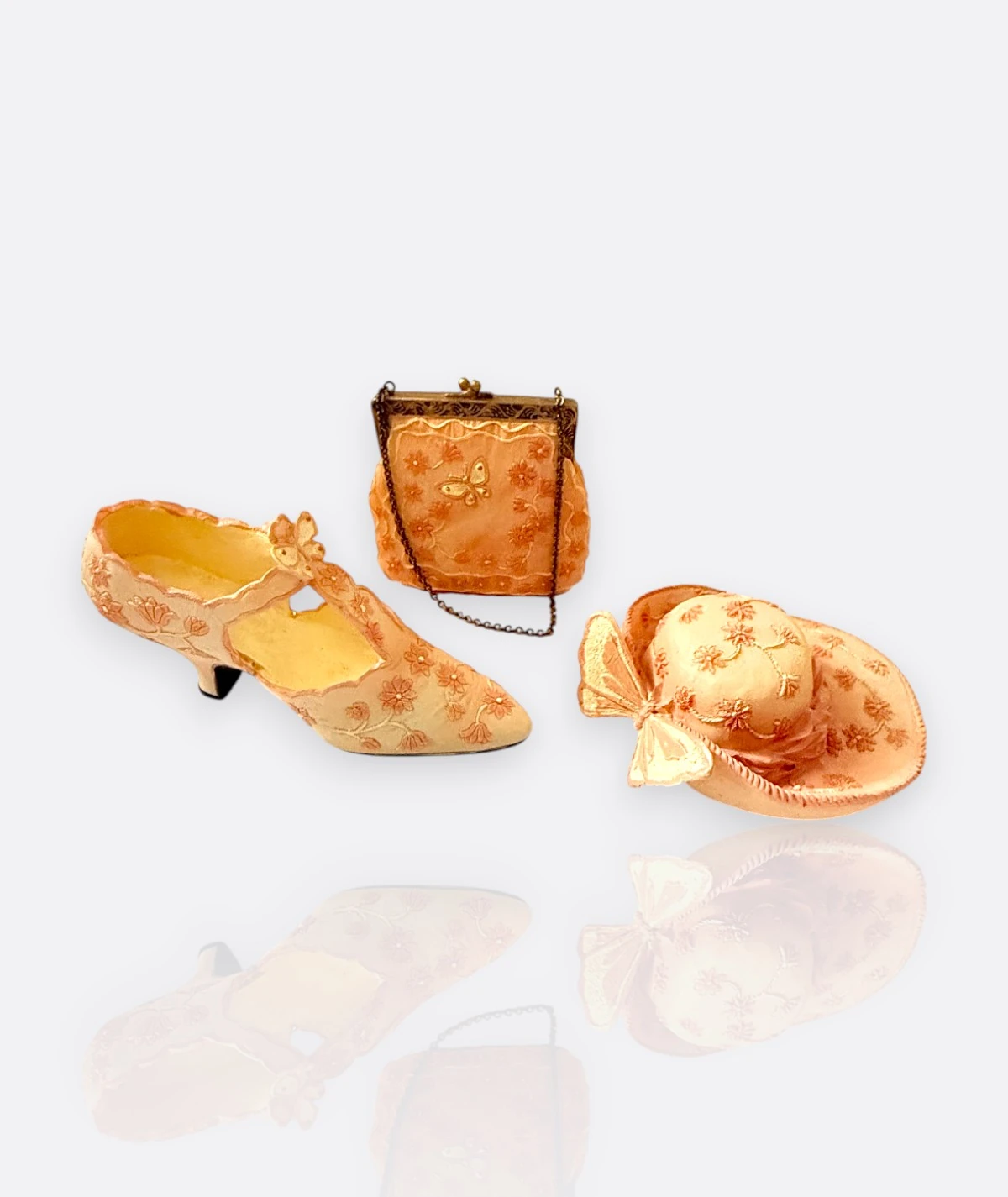 AVON Miniature Fashion Trio – Şapka, Ayakkabı ve Çanta Seti (Peach Butterfly Edition)